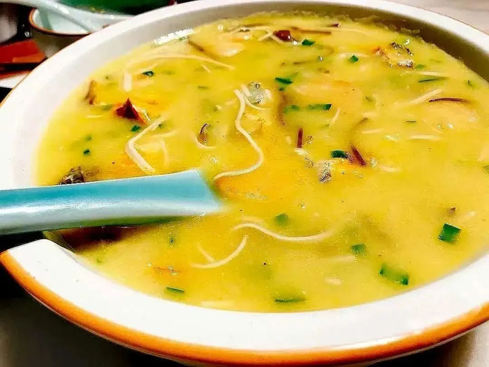 扎腻头是集豆渣小饼,百叶丝,豆腐,小青菜,油条,各种菇于一锅的极致