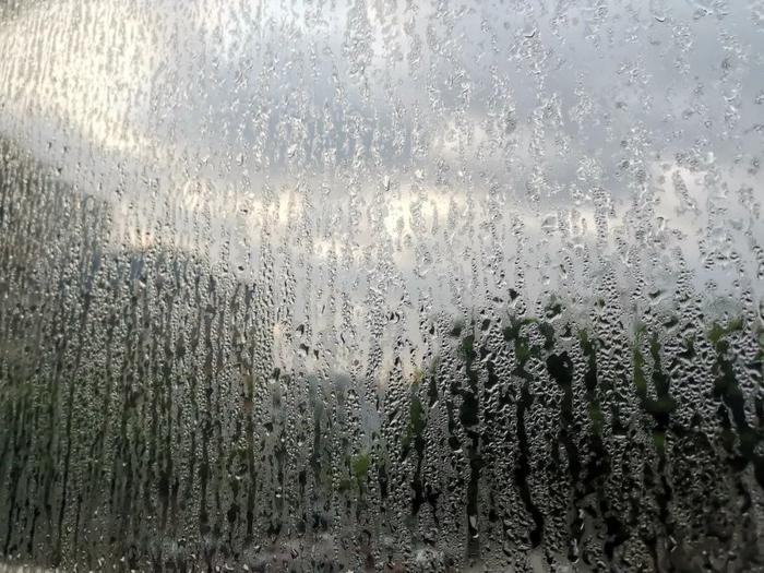 下雨天好冷图片