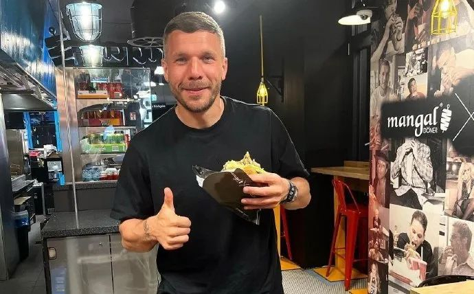 2018年,波多尔斯基与朋友合伙在科隆开启第一家mangal doner烤肉店,在