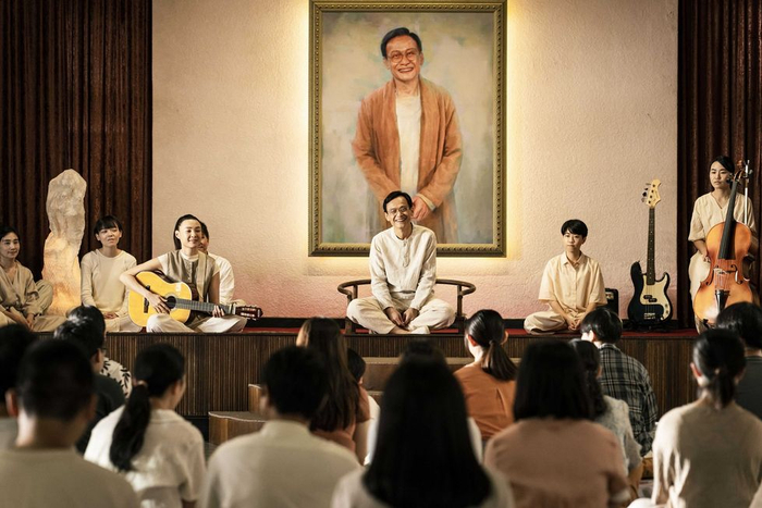 ▲“新心灵舍”头目“尊者”授课画面。图源：电影《周处除三害》