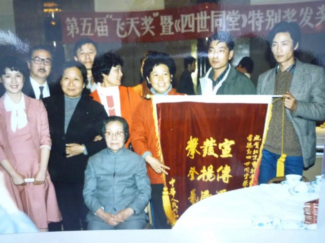 世同堂》在"重温经典"频道热播,祁老太爷一家的"京片子"对白再次回荡