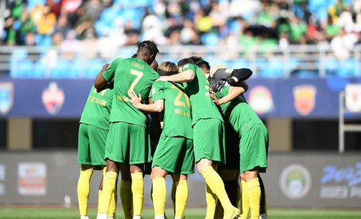 国足教练组观战浙江vs海港