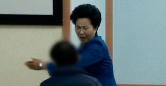 ▲“恩惠路堂”头目申玉珠殴打一名信徒。图源：BBC