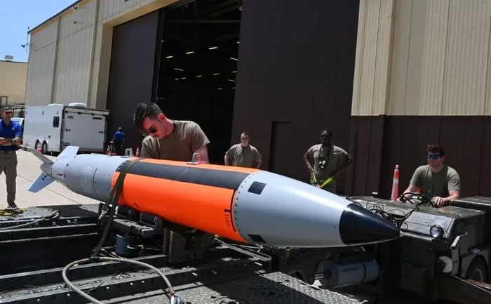 公开资料显示,可携带核弹的军用飞机,核弹和核弹存储设施,是构成空基