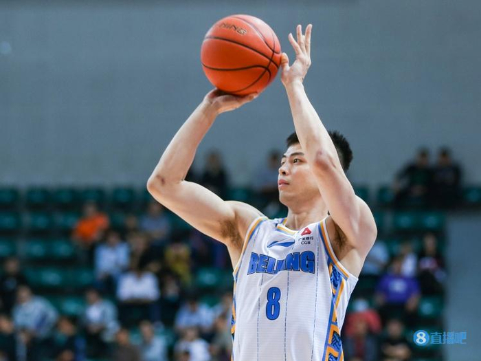 方硕被穆迪肘部打到了下巴 但前者感觉问题应该不大|方硕|穆迪_新浪