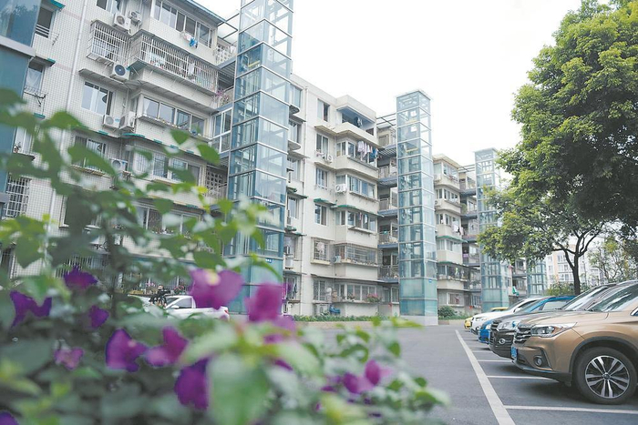     老旧小区加装电梯，方便了老年人、残疾人出行 本报资料图片