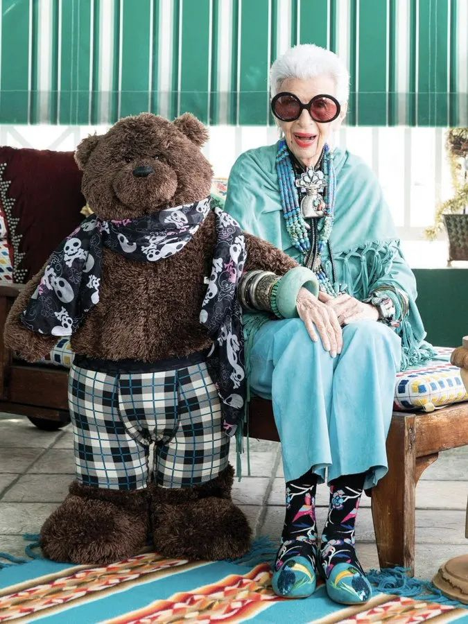 84岁走红97岁做模特艾瑞斯阿普菲尔的彩色美学