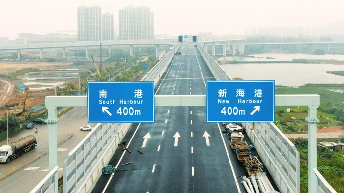 海口新海港和南港“二线口岸”（货运）集中查验场所附属专用通道项目部分标段铺设沥青。记者 石中华 摄