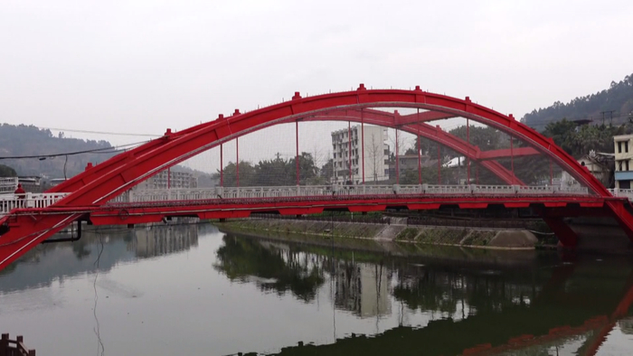 乐山这座彩虹桥让路过市民有些"提心吊胆",怎么回事?