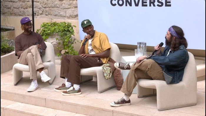 前两年很火的匡威爆款"小花"系列,就是这位抽象佬一手打造.