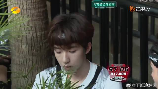 刘耀文商量守能者马嘉祺光明正大偷听过于显眼