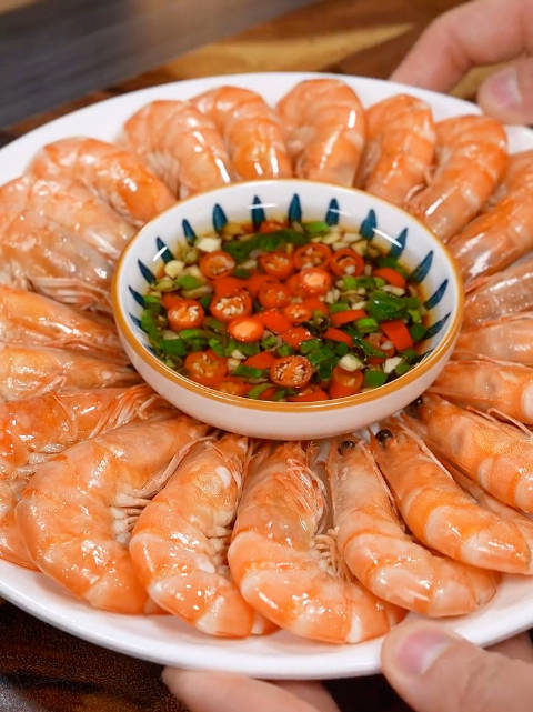 不加一滴水的白灼虾,肉质鲜甜紧实,一上桌就被吃光光了!_手机新浪网