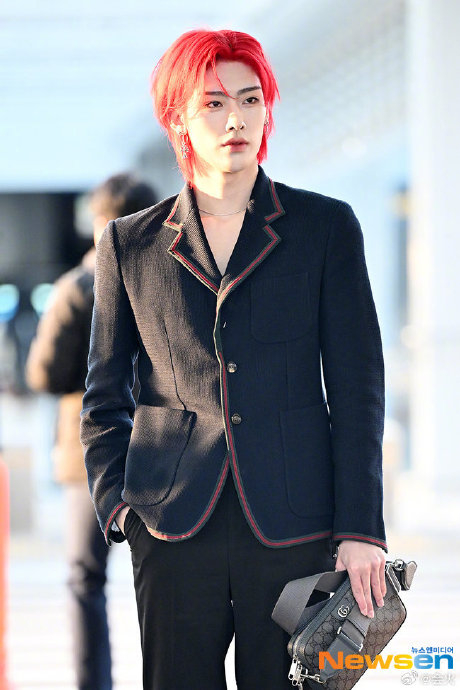 ricky今天一头红发亮相机场,真的是撕漫男啊……_新浪新闻