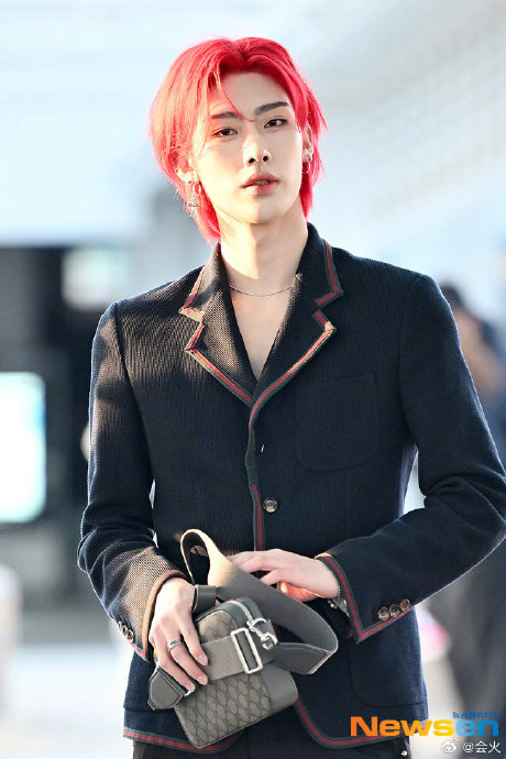 ricky今天一头红发亮相机场,真的是撕漫男啊……_新浪新闻