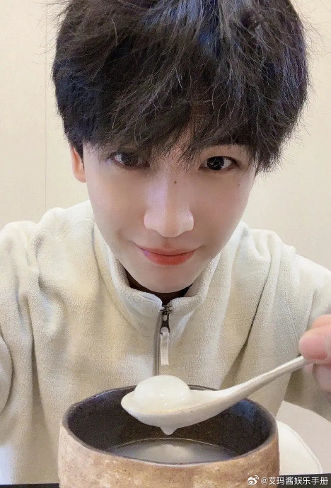 网友说张凌赫和黄俊捷长的像,黄俊捷清纯一点……|张凌赫|黄俊捷_新浪