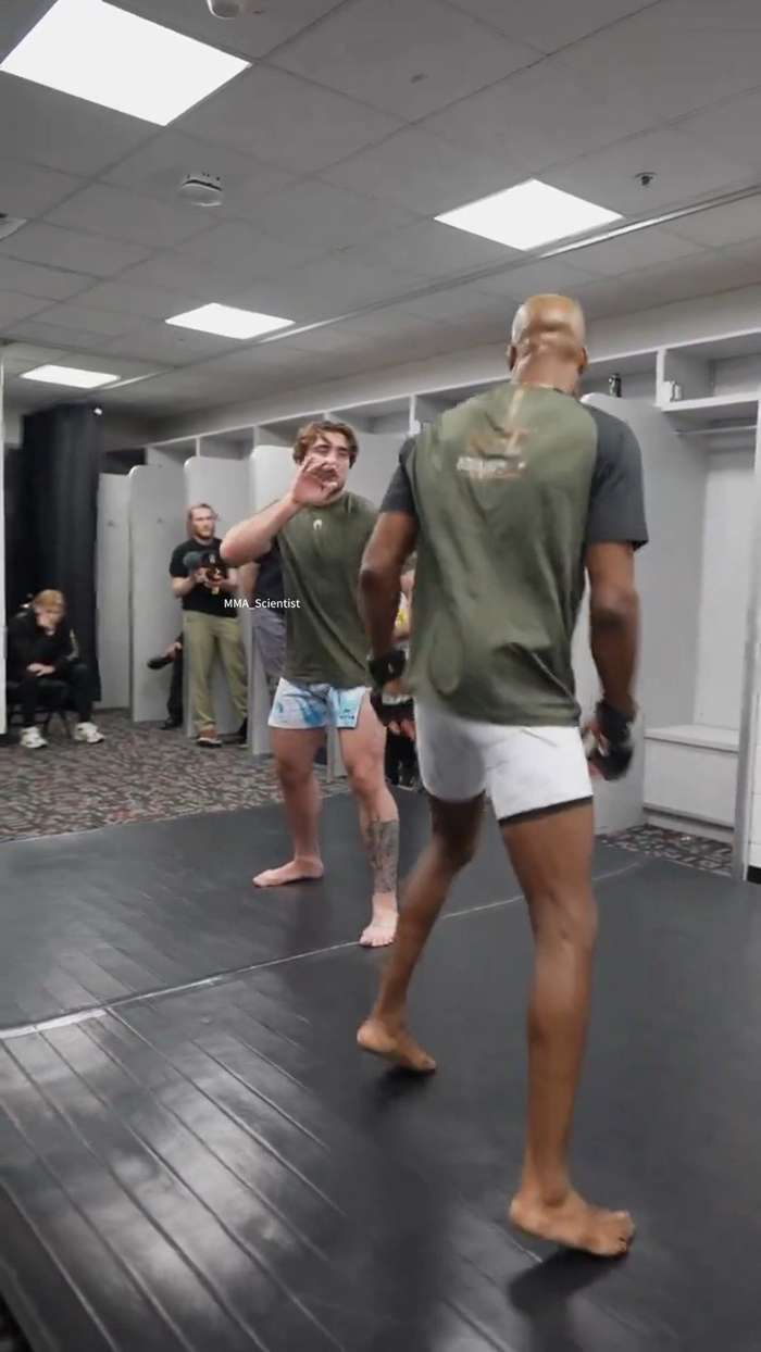 毒液mvp迈克尔佩奇michaelpage今天在ufc299赛前热身