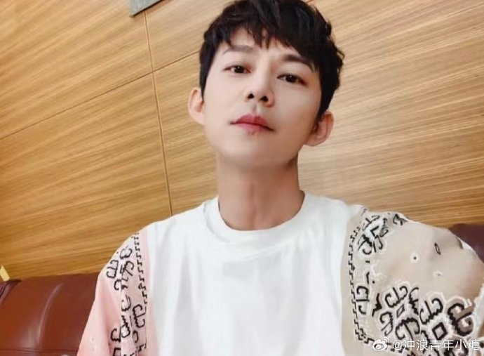 何炅早期的自拍照片|何炅_新浪新闻