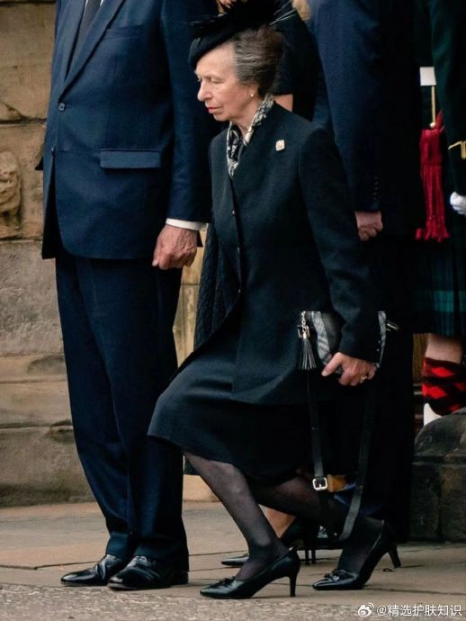 英国王室的屈膝礼……|王室|维多利亚_新浪新闻