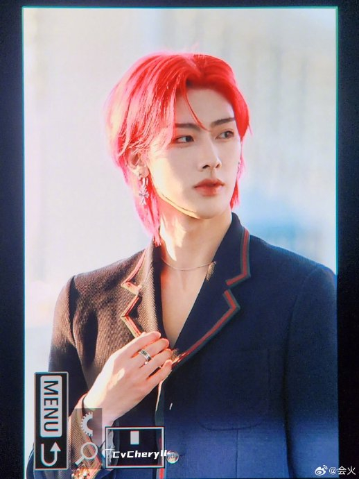 ricky今天一头红发亮相机场,真的是撕漫男啊……_新浪新闻