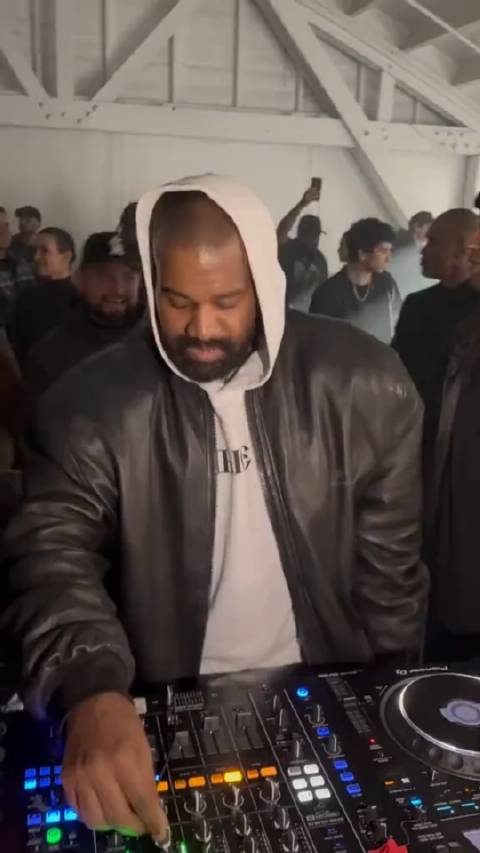 kanyewest侃爷发现老婆不在身边