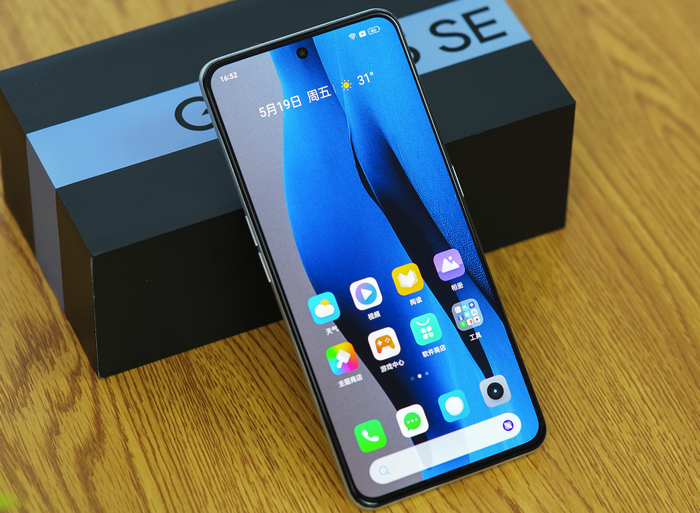 realmegtneo5se这款手机的定位其实并不高端,起初算是定位两千档市场