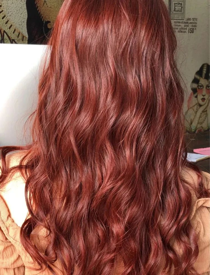 不同于酒红色一不小心就容易显老,这款夺目耀眼的红中混着些许沉稳的