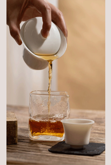 很多人对它的印象停留在精致可口的茶韵蛋糕/甜点上,传统茶,调香茶