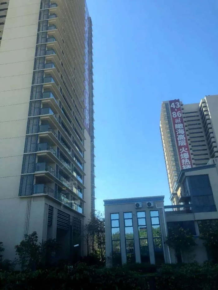 正在发售以及正在建设的海景房。吴家明/摄