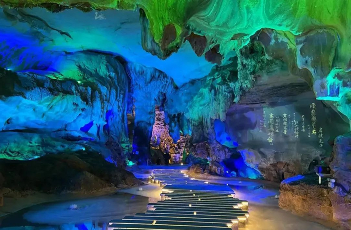 洪阳洞又名狐仙洞,严嵩洞因其深邃奇巧的石灰岩溶洞景观而享有古今