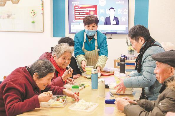             五里桥第一日间照护中心内，附近的老年居民来到这里用午餐 本报记者  周馨  摄          
