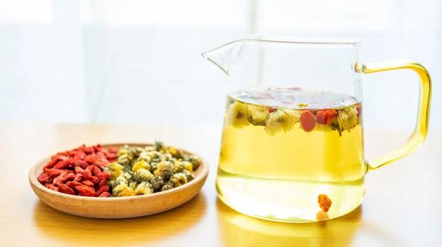 但杭白菊口感甜润,无苦味;而贡菊保留了菊花的原始风味,略带苦涩.