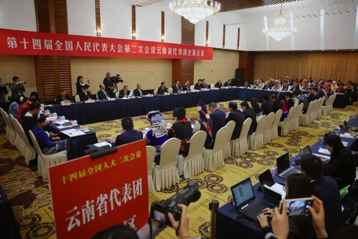 云南省纪委书记谈有干部上午参加警示教育大会下午主动投案