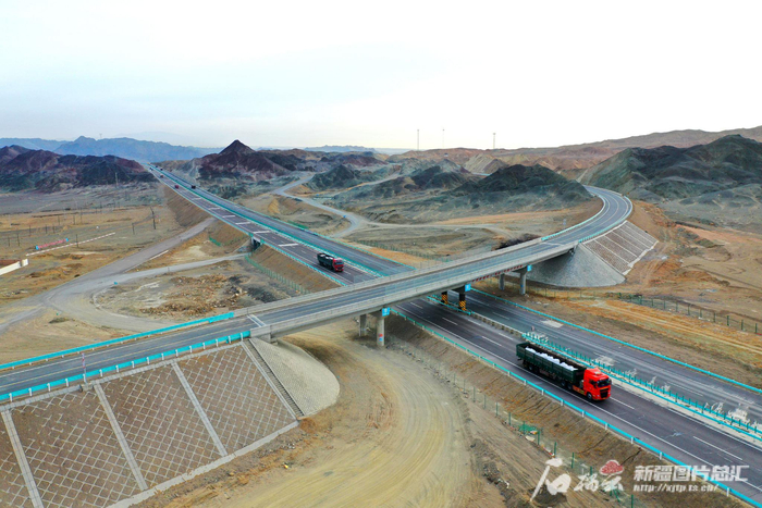 2023年12月2日，S238红山口—十三间房公路通车。普拉提·尼亚孜 摄（资料图）