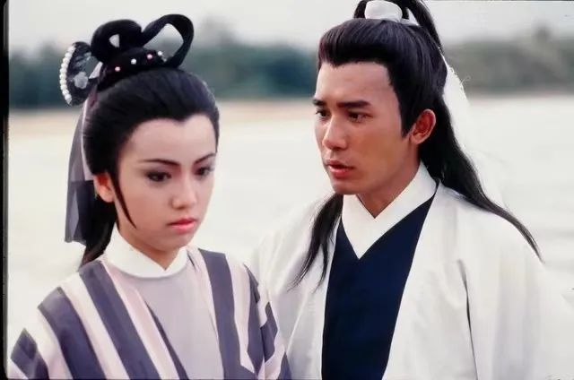 邓萃雯（左）在1986年版《倚天屠龙记》中饰演周芷若。视频截图