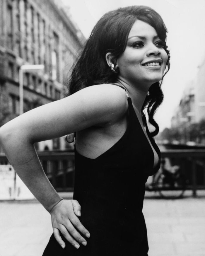 79岁英国女演员居家遭劫后死亡,生前无子女,患老年痴呆症|理查兹_新浪