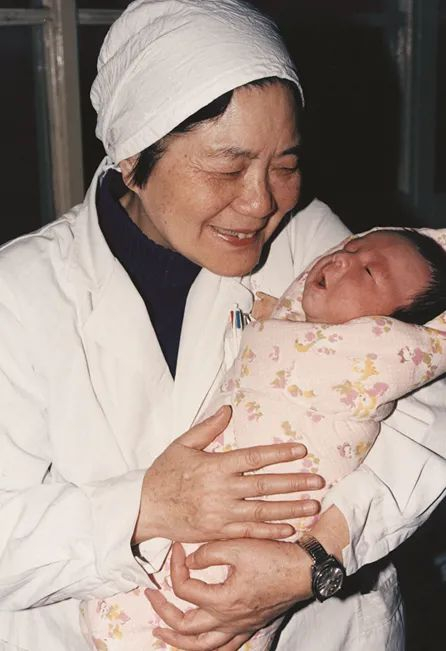 张丽珠教授怀抱第一例试管婴儿