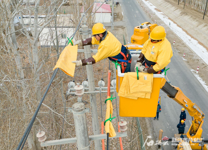 2月2日，国网尉犁县供电公司工作人员在尉犁县X248乡道对线路进行带电抢修作业。汪志鹏 摄（资料图）