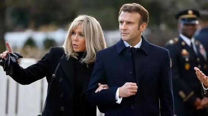 法国总统马克龙与其夫人布丽吉特（资料图）