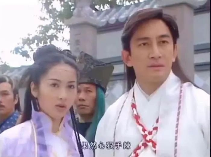 吴启华（右）在2001年版《倚天屠龙记》中饰演张无忌。视频截图