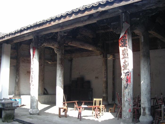 芝英還建有廳,它指的是一種與祠堂平行的祖先祭祀建築,也擺放祖先神主