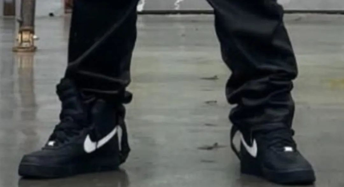kanye此番再次选择了nike,上脚了经典的nikevlone ×af1高帮黑白配色