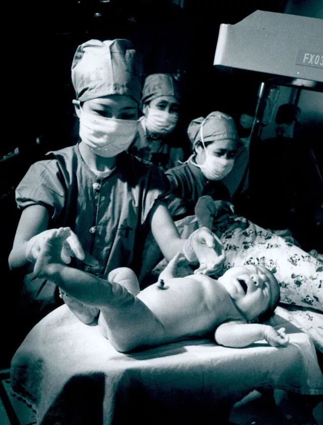 大陆首例试管婴儿降生，孙玉良摄，曾获当年《北京日报》新闻摄影一等奖