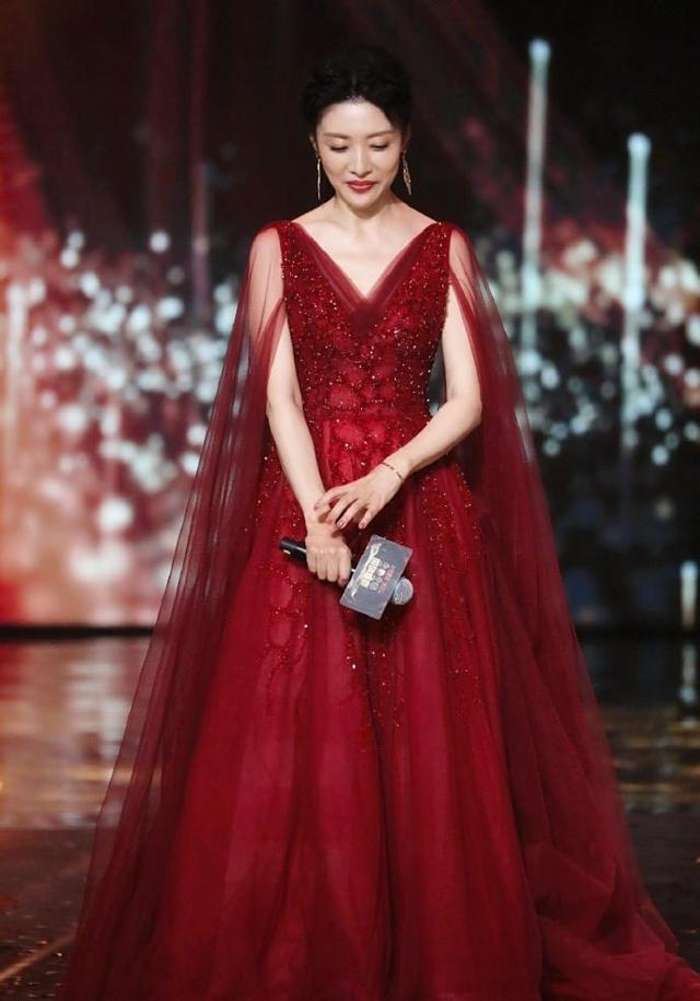 印花连衣裙 麻花辫,55岁美出新高度|周涛|礼服|穿搭_新浪新闻