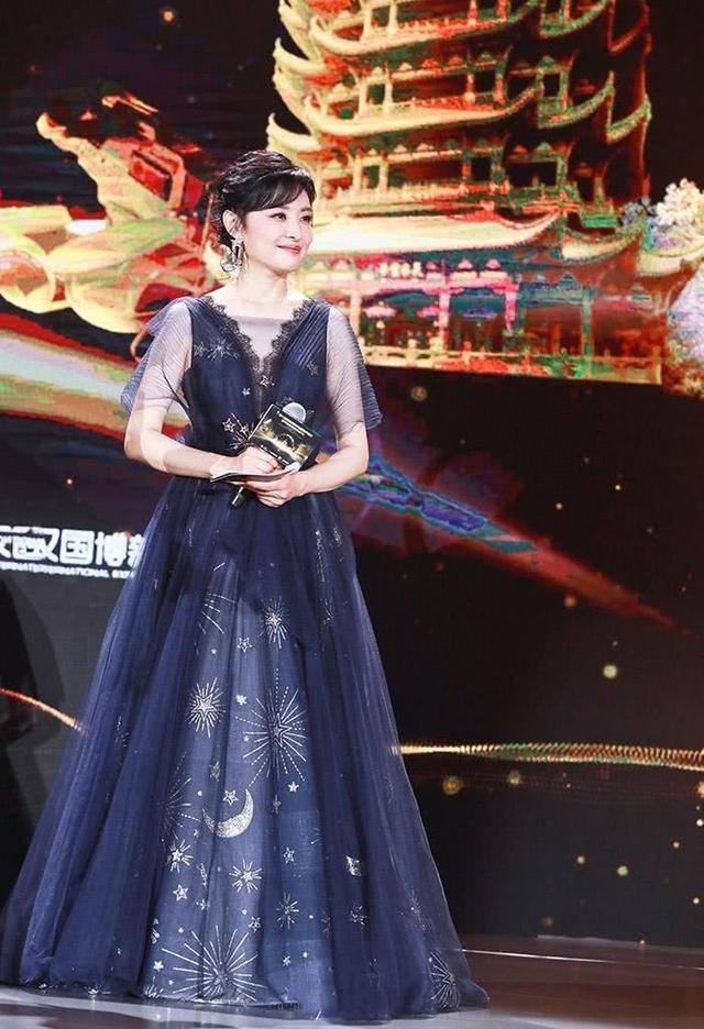 印花连衣裙 麻花辫,55岁美出新高度|周涛|礼服|穿搭_新浪新闻