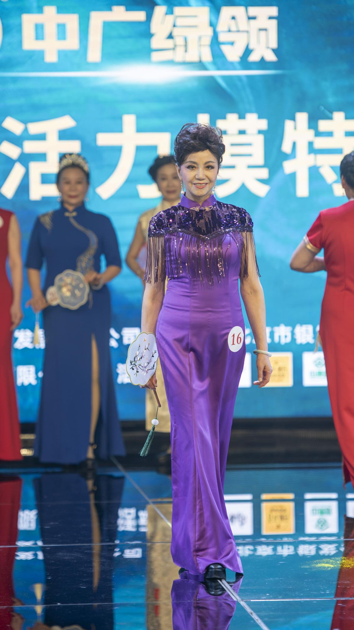 所有队伍展示完毕后,评委们进行了精彩点评,认为中老年模特队伍的水平