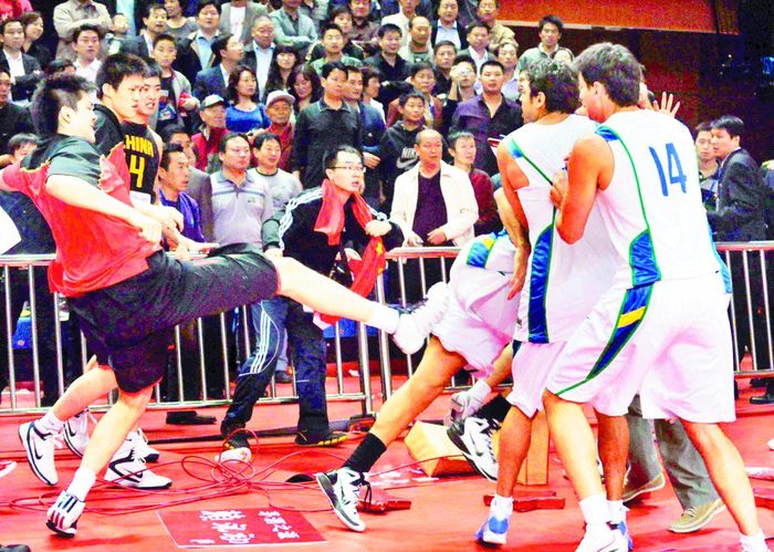 中国男篮打架最强球员?非他莫属|朱芳雨|中国男篮|邓华德_新浪新闻