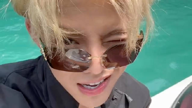 网友投稿:殷世航在泰国玩水秀身材