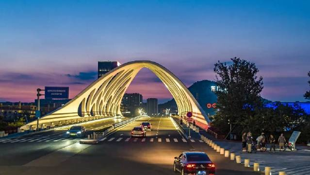 在星光岛这座梦幻仙境中有一座让人陶醉的贝壳桥