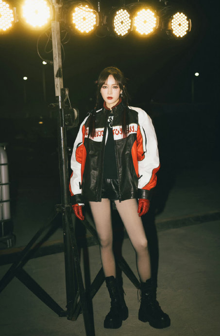 孟佳的腿一直很能打|孟佳_新浪新闻