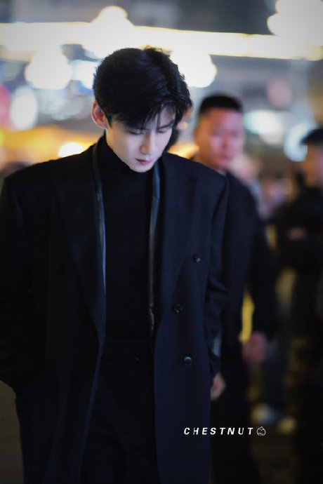 白敬亭难哄双开门黑色大衣路透,小说男主照进现实的感觉了|白敬亭